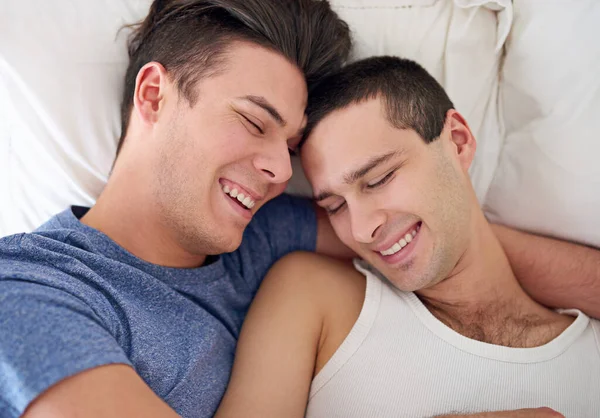 Die Einzige Möglichkeit Aufzuwachen Ein Junges Schwules Paar Entspannt Sich — Stockfoto