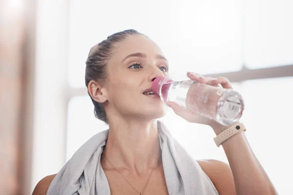 목마르거나 마비등으로 사람들 H2O 광고를 — 스톡 사진