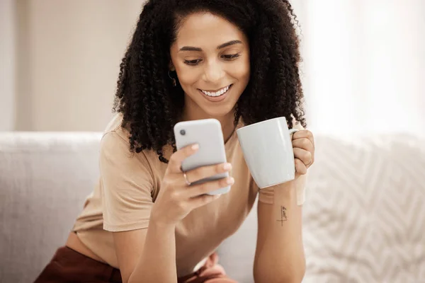 Koffie Telefoon Vrouw Ontspannen Een Bank Sms Sociale Media Chatten — Stockfoto