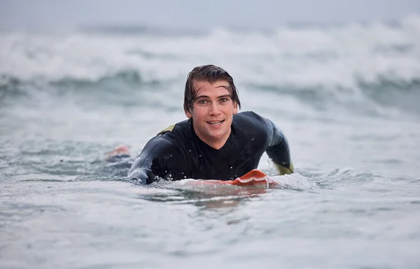 Portret Człowiek Surfing Fale Oceaniczne Woda Letnia Wolność Szczęście Świeżym — Zdjęcie stockowe