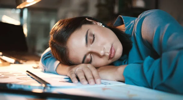 Mujer Negocios Dormida Cansada Oficina Por Noche Con Papeleo Planificación — Foto de Stock