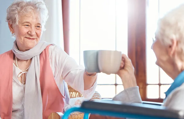老人ホーム リハビリテーションセンター 老人ホームでは お友達と一緒にお茶を飲んでください シニア友情の歓声 熱い飲み物と古い女性の顔に幸せな笑顔 — ストック写真