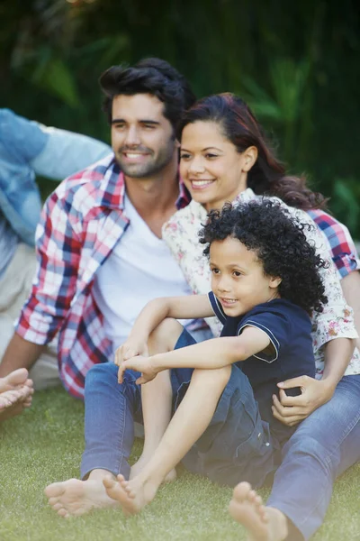 家族と一緒に新鮮な空気を楽しんでいます 屋外で楽しい時間を過ごしている若い家族が — ストック写真