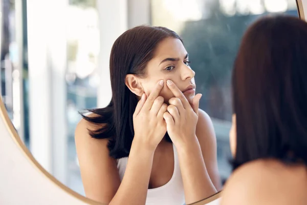 Acné Apretón Mujer Espejo Baño Para Facial Cuidado Piel Limpieza — Foto de Stock
