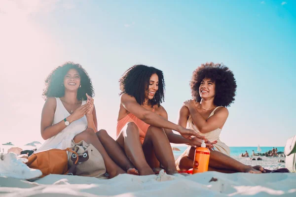 친구들 선크림 해변에서의 마이애미 과푸른 라스크 여인들 곁들여진 — 스톡 사진