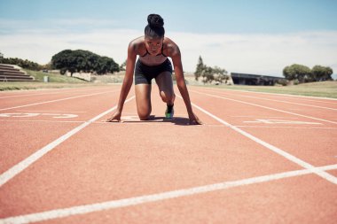 Fitness, koşu ve stadyumdaki maraton yarışı için başlangıç çizgisinde çalışan bir kadın. Spor, spor ve kazanma motivasyonu, Jamaikalı siyahi kadın koşucu odaklanma ve enerjiyle koşmaya hazır.