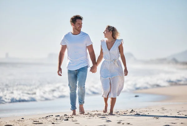 Pärchen Strand Und Händchenhalten Für Die Liebe Spaziergänge Oder Beziehungspflege — Stockfoto