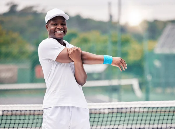 Чорний Чоловік Корті Розтягуючись Перед Тенісом Посміхається Практикує Здоров Здоров — стокове фото