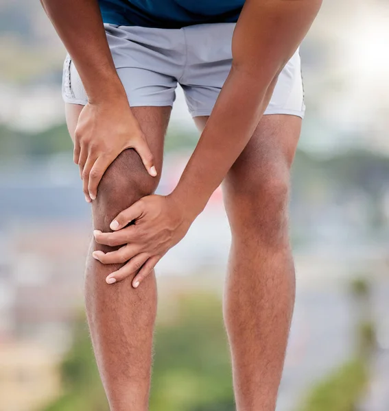 腿和跑步在自然公园受伤 用于健康锻炼 医疗意外或运动紧急事件 室外黑人男子 运动员和跑步者膝盖疼痛 关节疼痛或骨科关节炎疼痛 — 图库照片