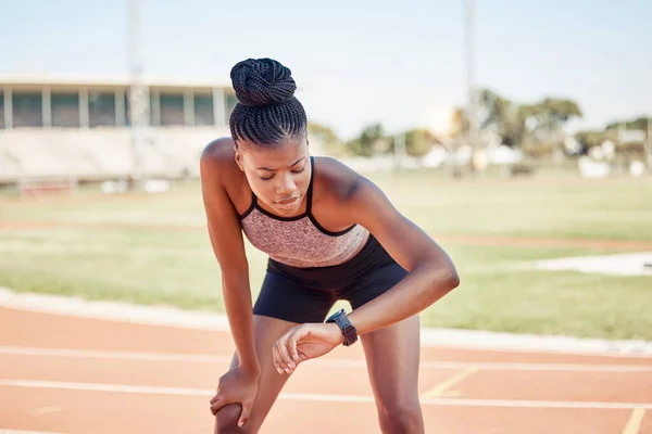 Siyah Kadın Fitness Runner Izleme Egzersizi Egzersiz Spor Pist Zamanı — Stok fotoğraf