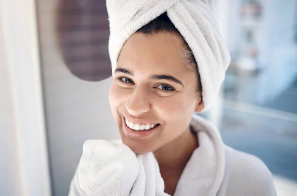 여성들은 화장품 화장실 치료를 위하여 초상화 미소를 짓는다 행복하게 미소짓는 — 스톡 사진