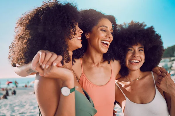 Plaj Kucaklaşması Siyah Kadın Afro Saçlı Arkadaşlar Yaz Tatili Için — Stok fotoğraf
