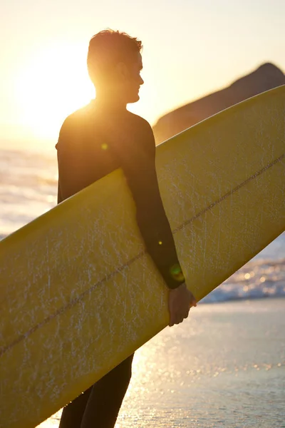 Біч Серфер Людина Серфінгом Заході Сонця Думають Про Підготовку Тренувань — стокове фото