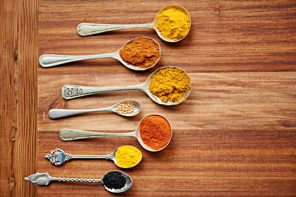 Den Perfekta Kombinationen För Fantastisk Curry Skedar Fyllda Med Mängd — Stockfoto