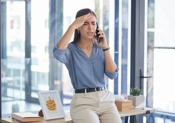 Arbeitsstress Geschäftsfrau Und Kopfschmerzen Einer Finanz Und Rechnungsprüfung Nennen Problemgefühle — Stockfoto
