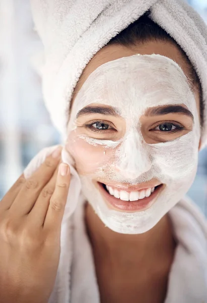 Face Mask Skin Care Woman Portrait Mirror Wellness Beauty Cosmetics — Stock Photo, Image