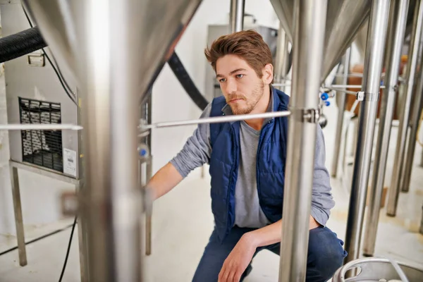 Çkimi Gözlemliyorum Bir Bira Fabrikasında Çalışan Bir Adamın Portresi — Stok fotoğraf