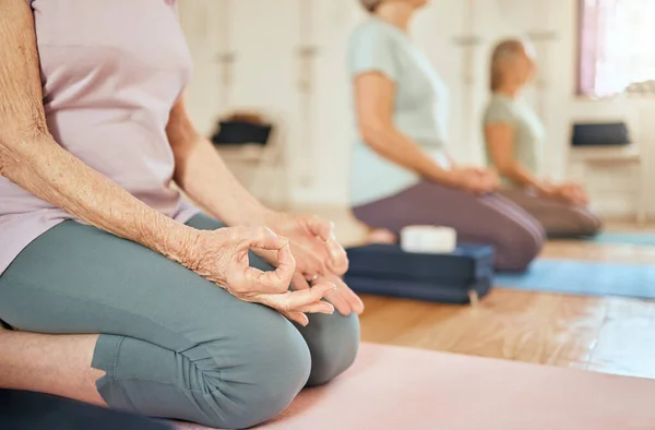 Yoga Lotushänder Och Äldre Kvinnor Gymmet Mediterar För Chakra Och — Stockfoto