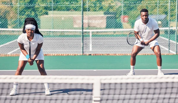 团队合作以及在赛场上为比赛 比赛或比赛刻画黑人夫妇的形象 健身和双打伙伴 网球运动员以及男子和女子户外运动训练 — 图库照片