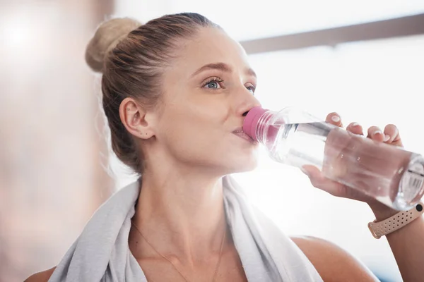 Fitness Workout Lichaamsbeweging Vrouw Drinken Waterfles Voor Hydratatie Pauze Cardio — Stockfoto