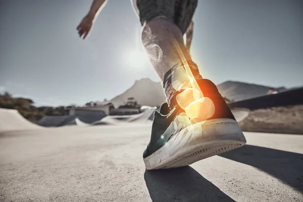 Muskelschmerzen Verletzung Und Bein Eines Skaters Einem Park Für Bewegung — Stockfoto