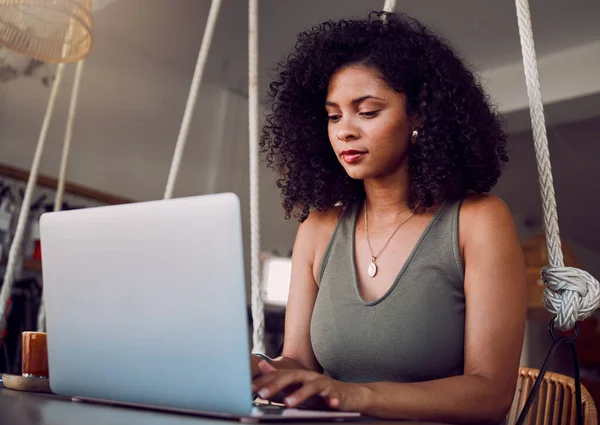 Laptop Estudo Estudante Mulher Negra Com Pesquisa Ecológica Informações Site — Fotografia de Stock