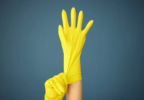 Reinigung Gelber Gummihandschuh Und Hand Auf Studiohintergrund Für Reinigung Hygiene — Stockfoto