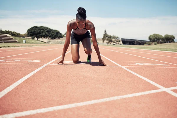 跑步和女子参加在体育场举行的马拉松比赛的起跑线训练 来自牙买加的黑人女子跑步运动员 准备全神贯注地奔跑 为获胜而运动和激励 — 图库照片