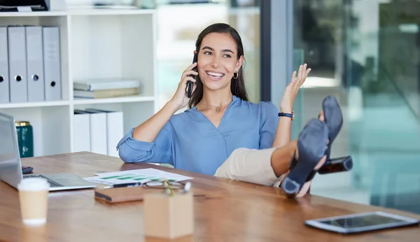 スケジュール通信 ネットワーキング またはクライアントとの会話のための笑顔で電話でリラックスした ラップトップやビジネスの女性 お問い合わせやコンサルティングのためのスマートフォンを持つ幸せな 連絡先や企業の労働者 — ストック写真