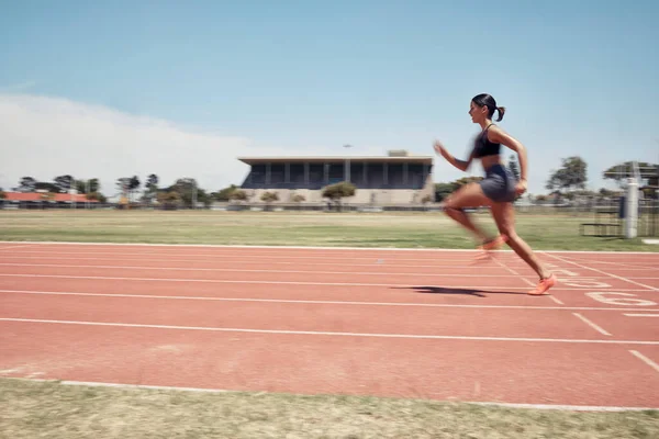 Perempuan Pelari Cepat Dan Olahraga Trek Stadion Untuk Pelatihan Maraton — Stok Foto