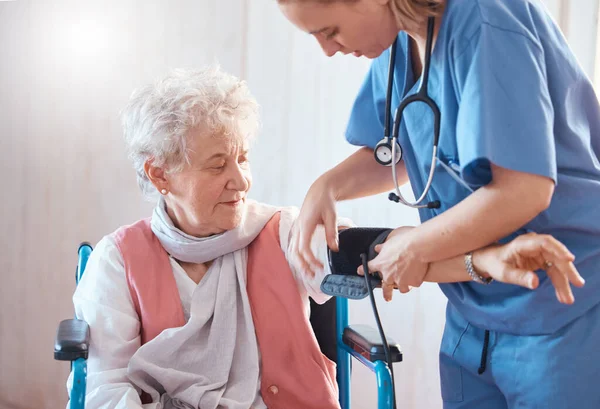 Invalidität Überwachung Und Alte Frau Mit Einer Krankenschwester Zur Blutdruckkontrolle — Stockfoto
