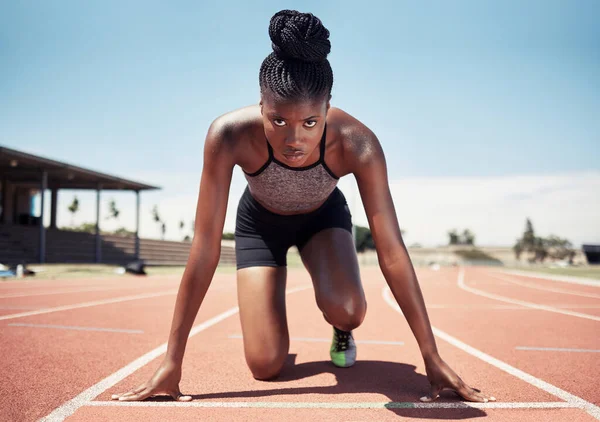 Siyahi Kadın Koşucu Başlangıç Çizgisi Yarış Yarışma Stadyum Arenasında Spor — Stok fotoğraf