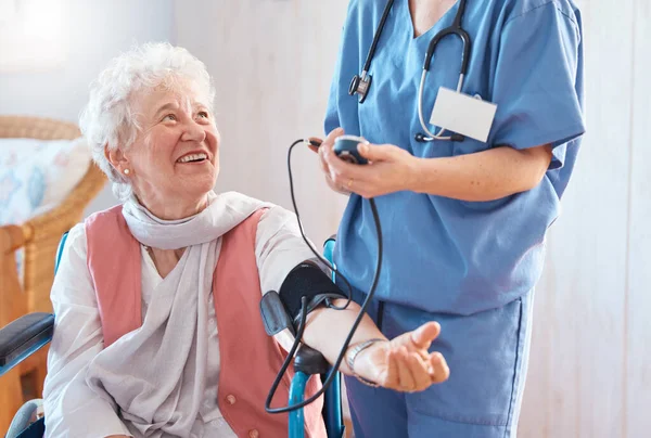 Dokter Senior Patiënt Bloeddruk Gezondheidszorg Consultancy Een Bejaardentehuis Medische Ondersteuning — Stockfoto