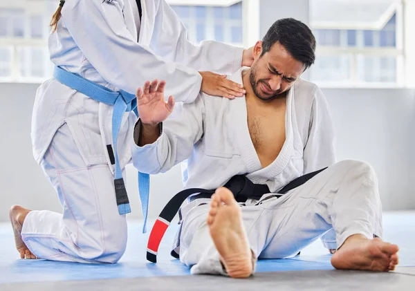 Karate Sport Och Nacke Skada Smärta Fighter Golvet Med Kapitulation — Stockfoto