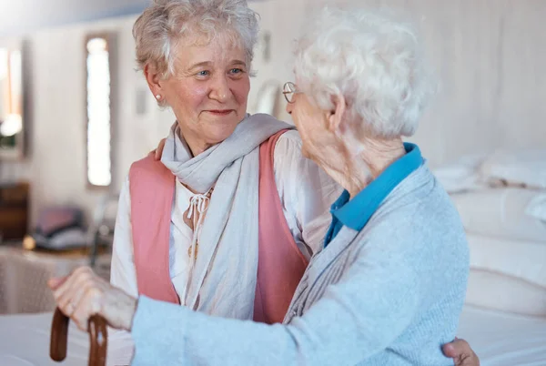 Ευτυχισμένοι Φίλοι Και Ηλικιωμένες Γυναίκες Μιλάνε Και Δένονται Ένα Υπνοδωμάτιο — Φωτογραφία Αρχείου