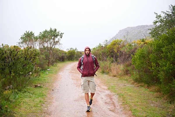 長いハイキングの後に家に帰る 山の中をハイキングしている若い男が — ストック写真