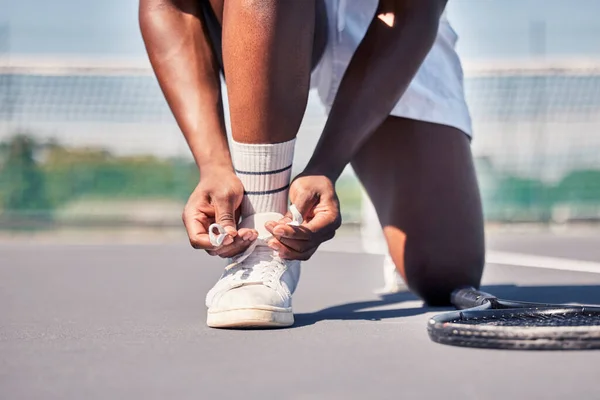 Спорт Теніс Людина Пов Язують Взуття Перед Початком Гри Змагання — стокове фото