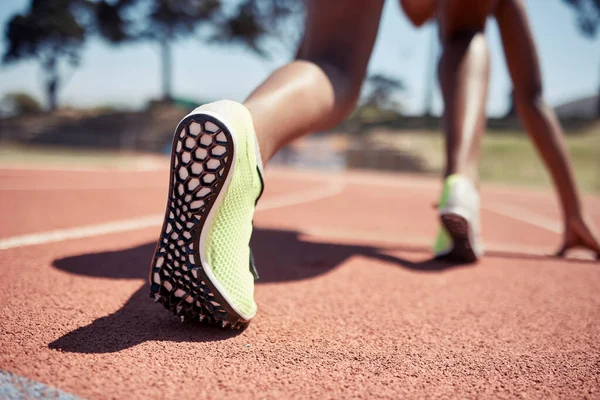 Koşucu Yarışa Başla Ayakları Bacakları Kapat Yarışmaya Yarışmaya Gün Işığında — Stok fotoğraf