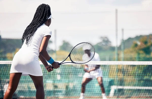 团队游戏和非洲夫妻健身比赛 体育锻炼或室外健康 网球场 运动员 网球选手和非洲女子 比赛或团队健身的球拍 — 图库照片