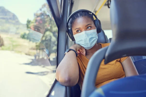 Mulher Negra Covid Máscara Com Fones Ouvido Transporte Para Uma — Fotografia de Stock