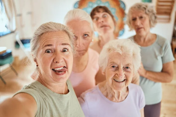 Selfie Ηλικιωμένες Γυναίκες Και Μάθημα Γιόγκα Φίλοι Και Υγιεινός Τρόπος — Φωτογραφία Αρχείου