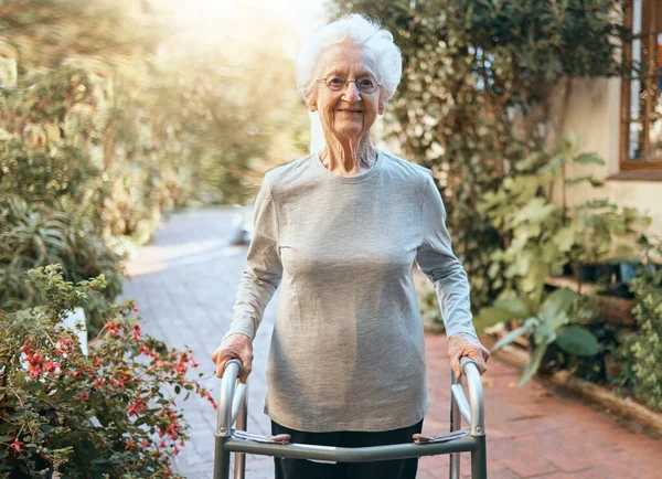 Deficiência Reabilitação Mulher Idosa Com Estrutura Para Andar Livre Bem — Fotografia de Stock