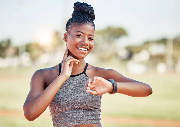여자는 경기장에서 달리고 운동하고 운동하고 운동하고 운동을 맥박을 선수의 초상화 — 스톡 사진