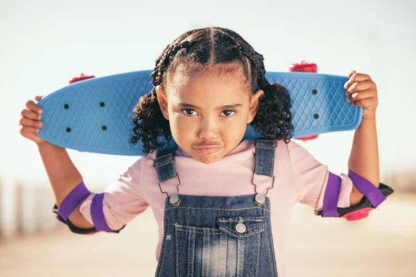 스케이트보드 해변에서 스포츠 훈련을 초상화 생활을 어린이와 장난감의 얼굴을 스케이트타기 — 스톡 사진