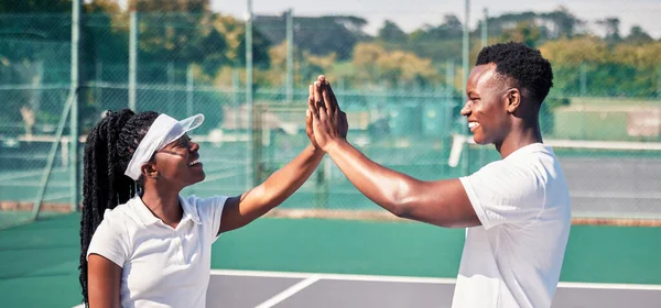 网球和体育夫妻或黑人在游戏合作中获得了成功 竞赛的祝贺或支持 网球场 运动员和有使命或有签名的健身朋友 — 图库照片