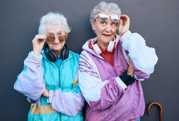 Moda Funky Przyjaciele Parą Starszych Kobiet Stojących Zewnątrz Szarym Tle — Zdjęcie stockowe