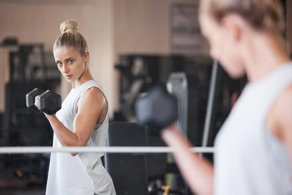 Fitness Halter Vrouwelijke Bodybuilder Gewichtheffen Fitnessruimte Spiegel Met Reflectie Focus — Stockfoto