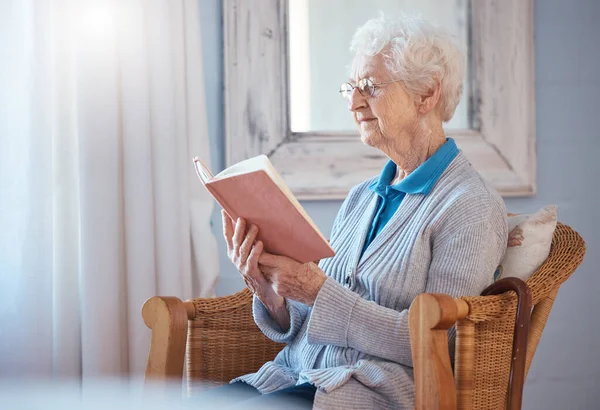 Könyv Olvasás Idős Otthon Nyugdíjas Szemüveggel Nyugodt Gondolkodásmód Tudás Tanulás — Stock Fotó
