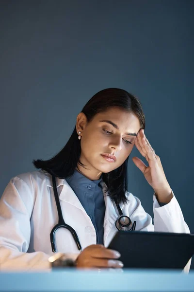 压力和焦虑与石碑的医学研究 问题和挫折时 思考困难的手术在医院 医疗专家 头痛和数字技术与精疲力竭 — 图库照片