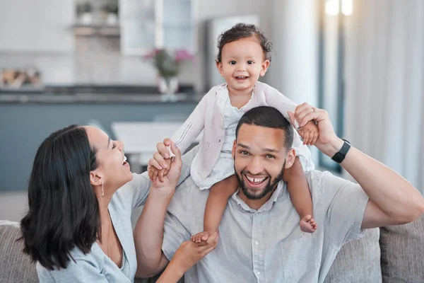 肖像画或幸福的黑人家庭在家里沙发上享受高质量的时光 支持或乐趣 在巴西 父亲或孩子在沙发上 带着微笑 快乐或亲密地呆在家里 在客厅里放松一下 — 图库照片